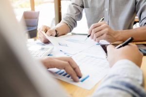 Como saber a diferença entre gasto e investimento em telefonia?